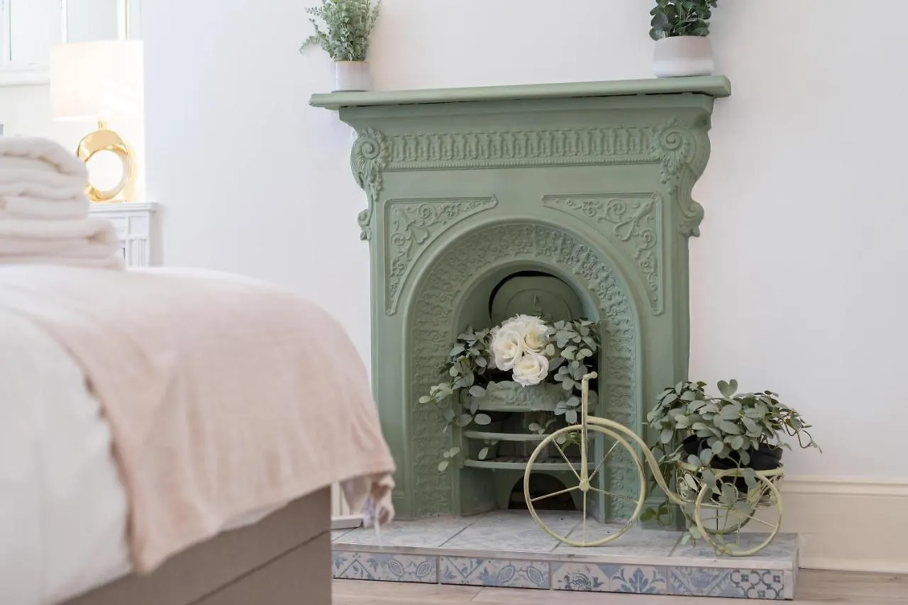 Apartment Gloucester Place Townhouse With Hot Tub! Cheltenham United Kingdom
